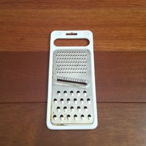 ⭕🔴White handheld cheese grater